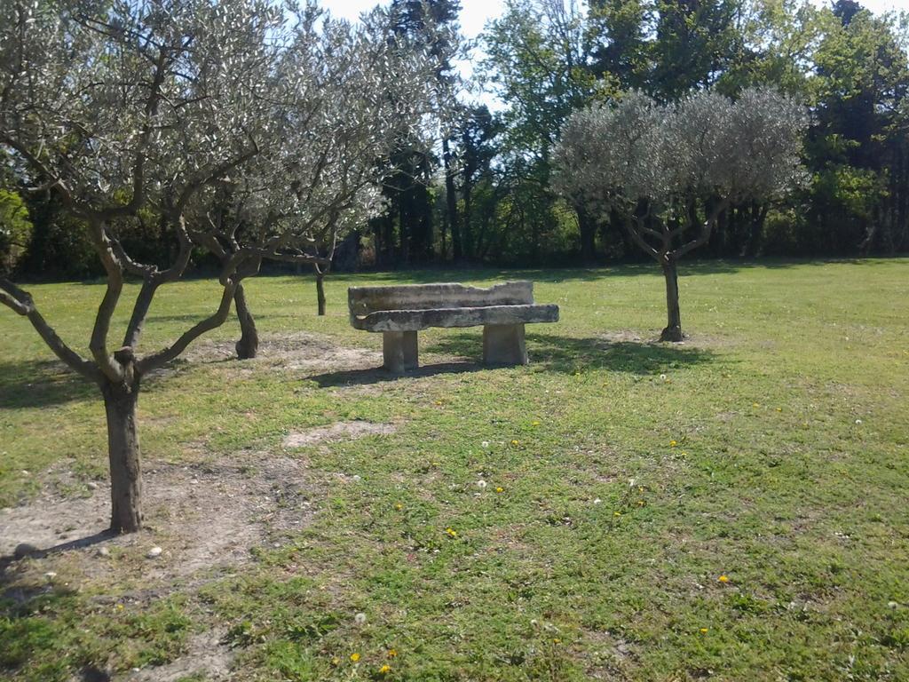La Bastide Des Amouriers Caumont-sur-Durance Esterno foto